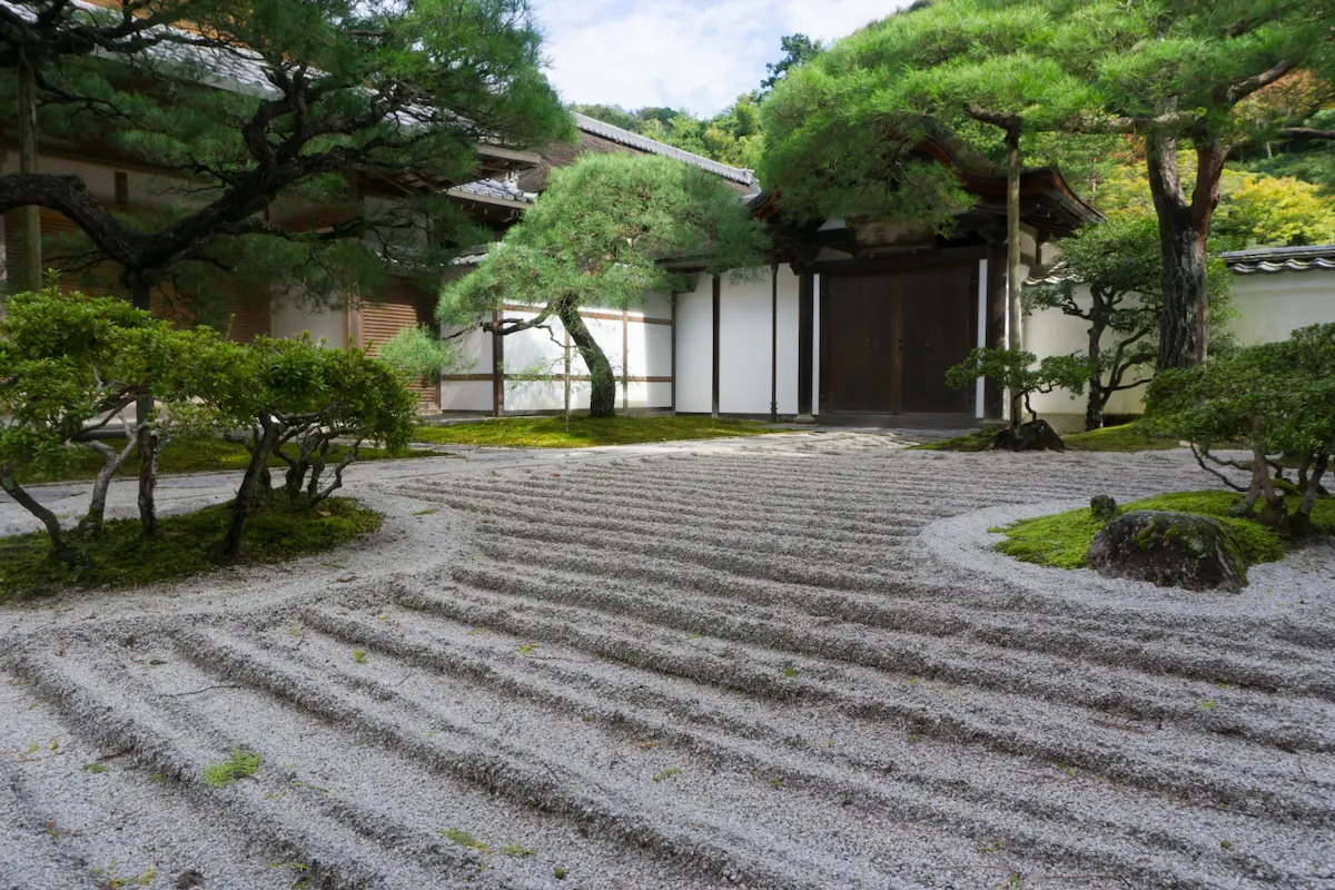 Taman Depan Rumah Ala Jepang dengan Pasir